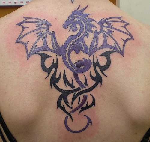 Tatuagem nas costas de uma menina em forma de dragão e padrão
