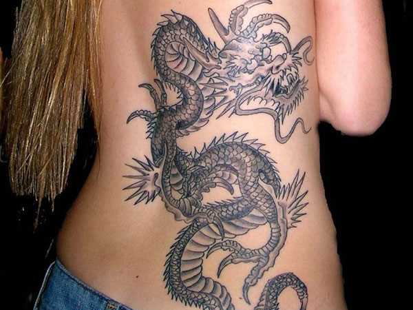 Tatuagem nas costas de uma menina em forma de dragão
