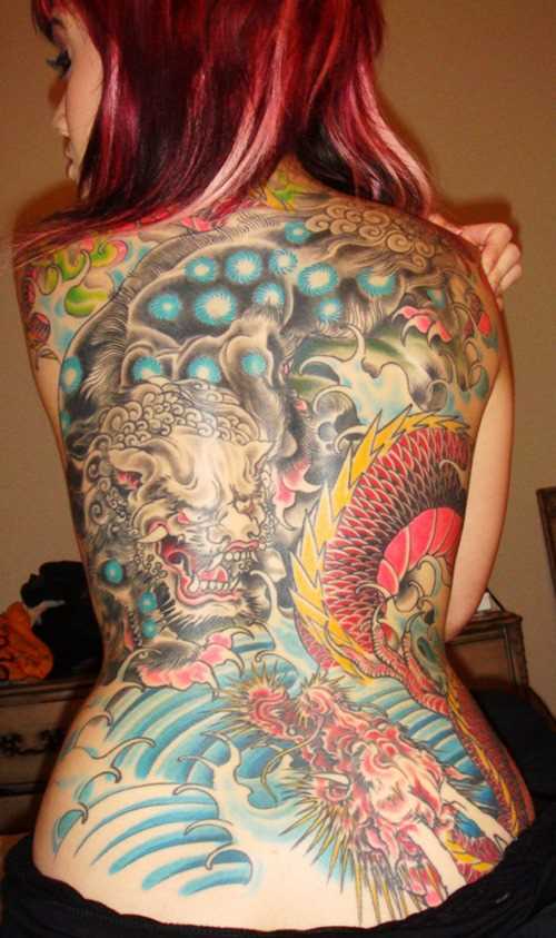 Tatuagem nas costas de uma menina em forma de dragões