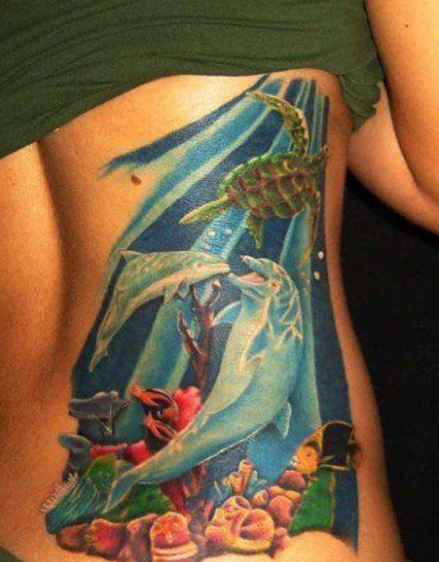Tatuagem nas costas de uma menina - golfinhos