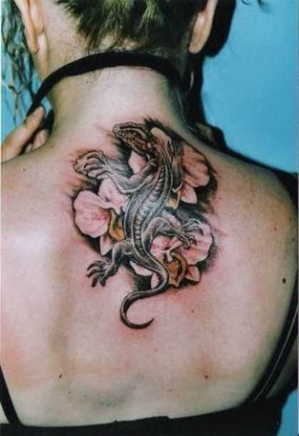 Tatuagem nas costas de uma menina - lagarto e sakura
