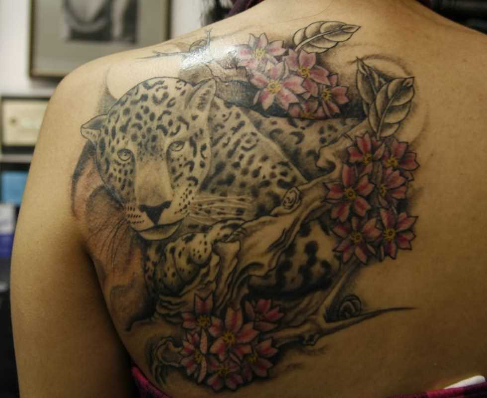 Tatuagem nas costas de uma menina leopardo e sakura