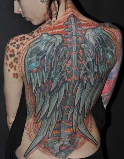 Tatuagem nas costas de uma menina no estilo de biomecânica - asas