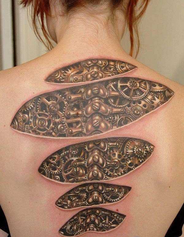 Tatuagem nas costas de uma menina no estilo de biomecânica - roda dentada
