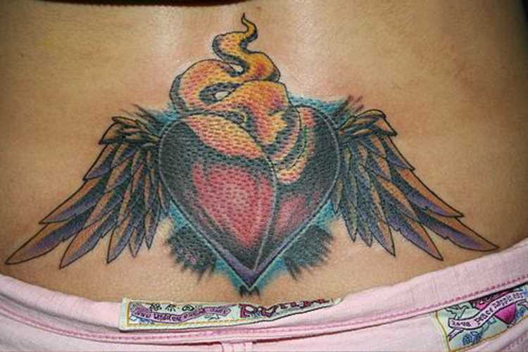 Tatuagem nas costas de uma menina - o coração com asas e fogo