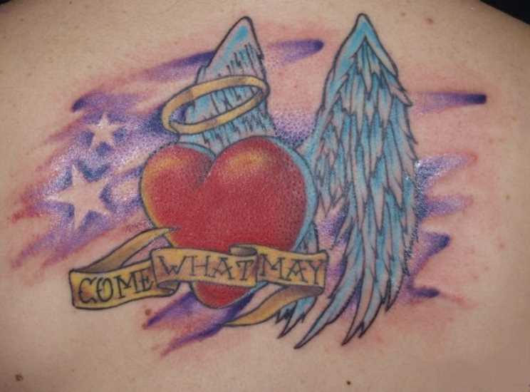 Tatuagem nas costas de uma menina - o coração com asas, ring e inscrição