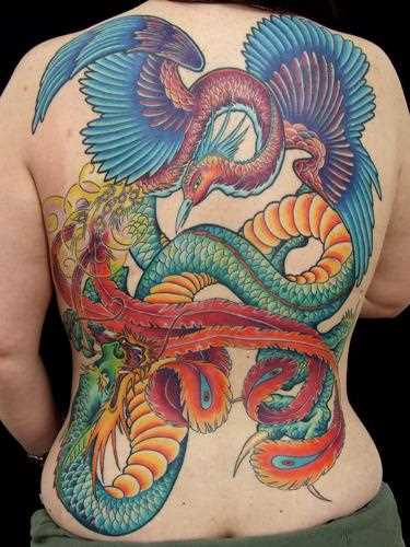 Tatuagem nas costas de uma menina - o dragão e o pássaro Fênix
