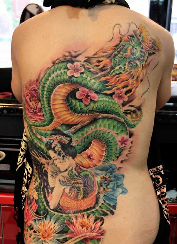 Tatuagem nas costas de uma menina - o dragão, sakura, lótus e geisha