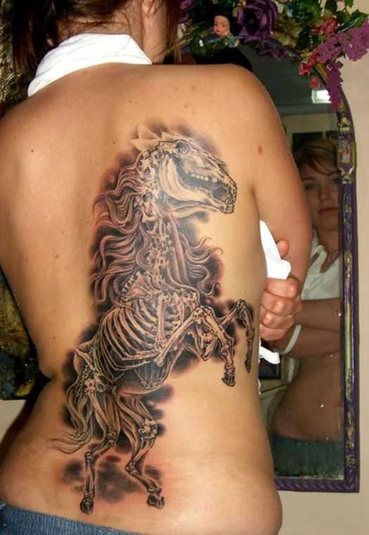 Tatuagem nas costas de uma menina - o esqueleto de um cavalo