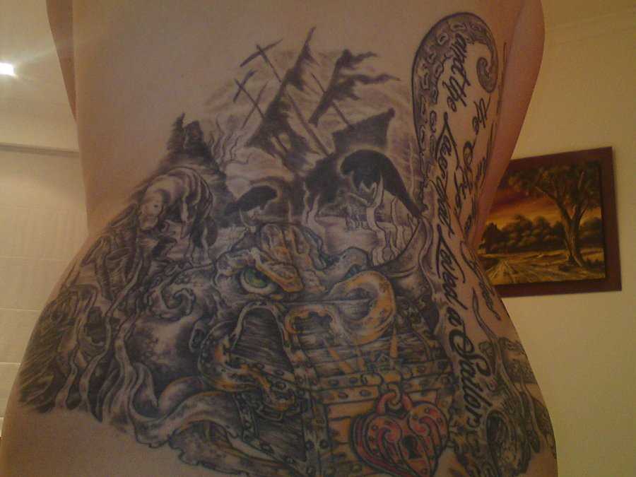 Tatuagem nas costas de uma menina - o polvo e cofre com fechadura em forma de coração