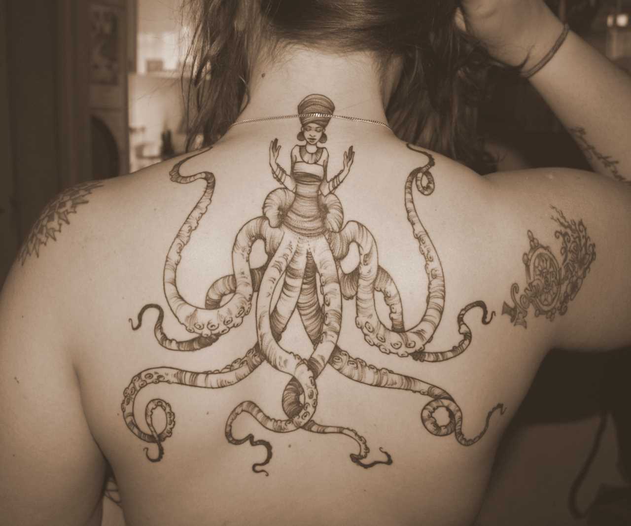 Tatuagem nas costas de uma menina - o polvo em forma de menina