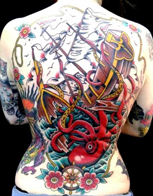 Tatuagem nas costas de uma menina - o polvo, o navio e o leme