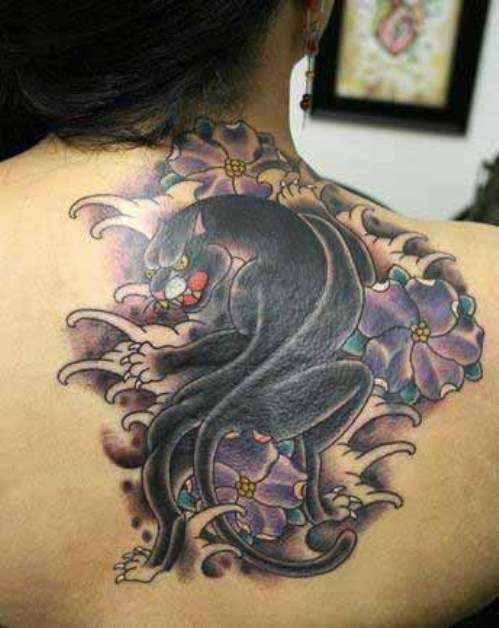 Tatuagem nas costas de uma menina - pantera e flores