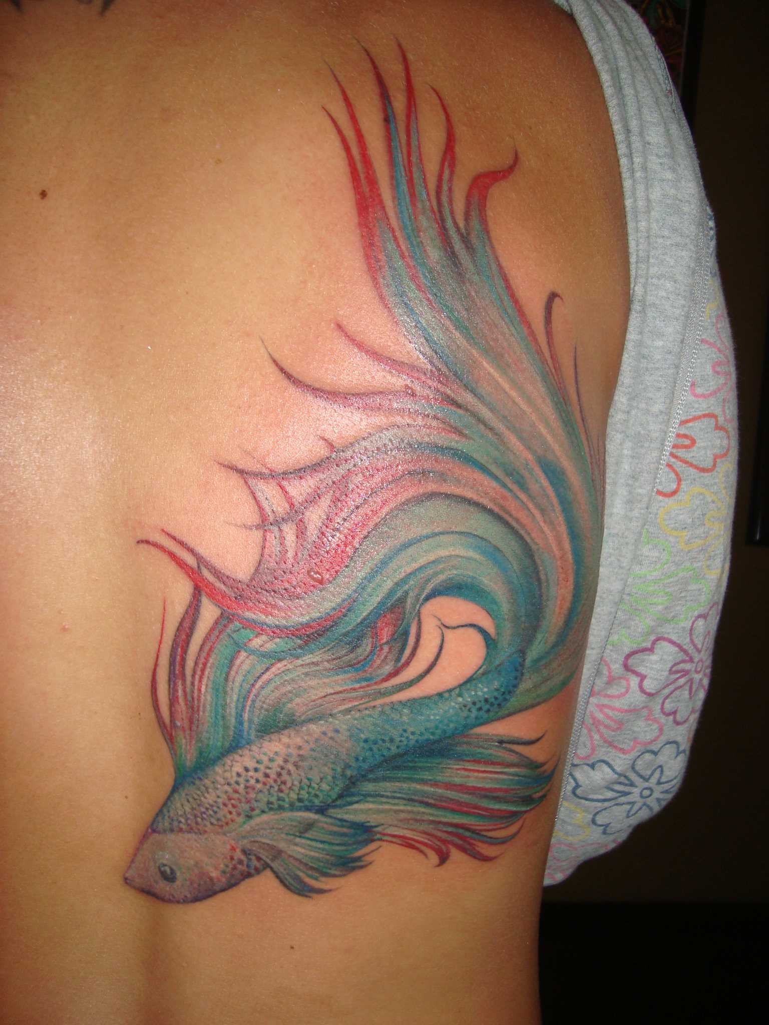Tatuagem nas costas de uma menina - peixe
