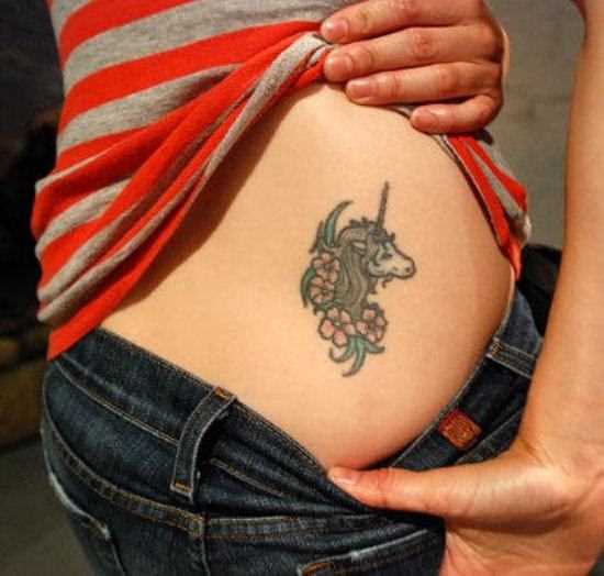 Tatuagem nas costas de uma menina - que é um unicórnio