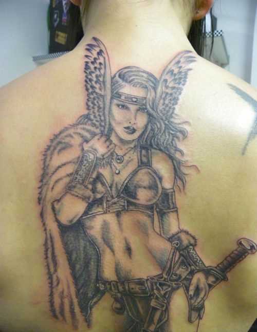 Tatuagem nas costas de uma menina - Valkyrie com a espada
