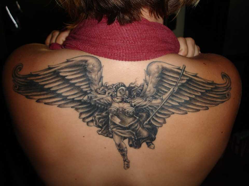 Tatuagem nas costas de uma menina - Valkyrie, de grandes asas