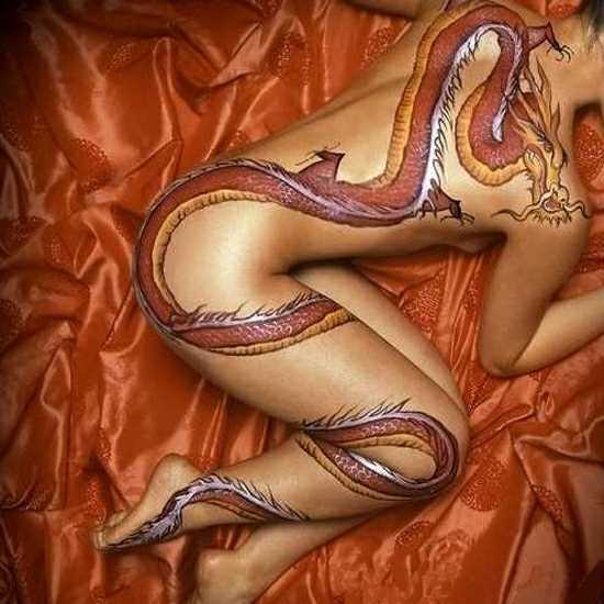 Tatuagem nas costas e no pé da menina em forma de dragão