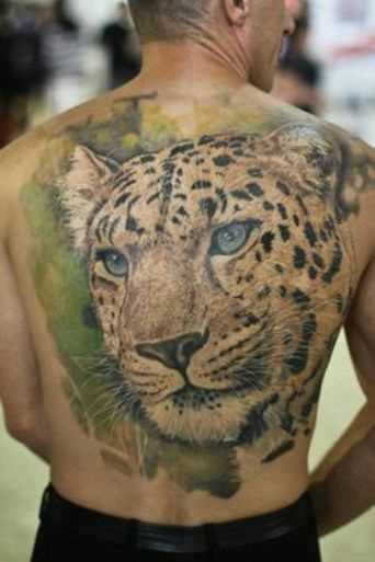 Tatuagem nas costas para o homem - leopardo