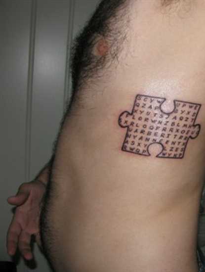 Tatuagem nas costelas cara de quebra - cabeça com as letras