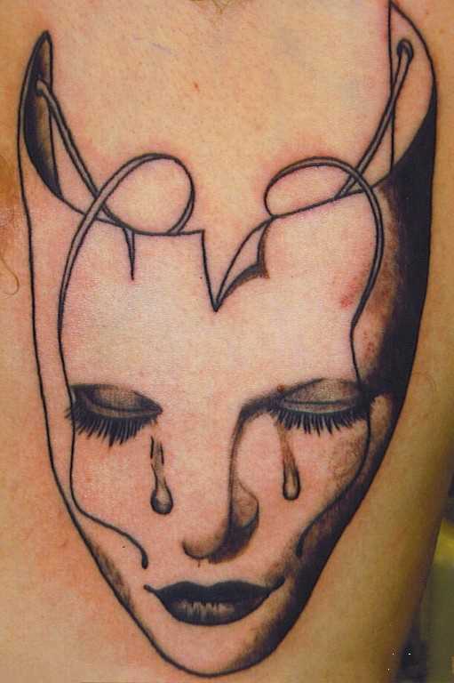 Tatuagem nas costelas cara - máscara