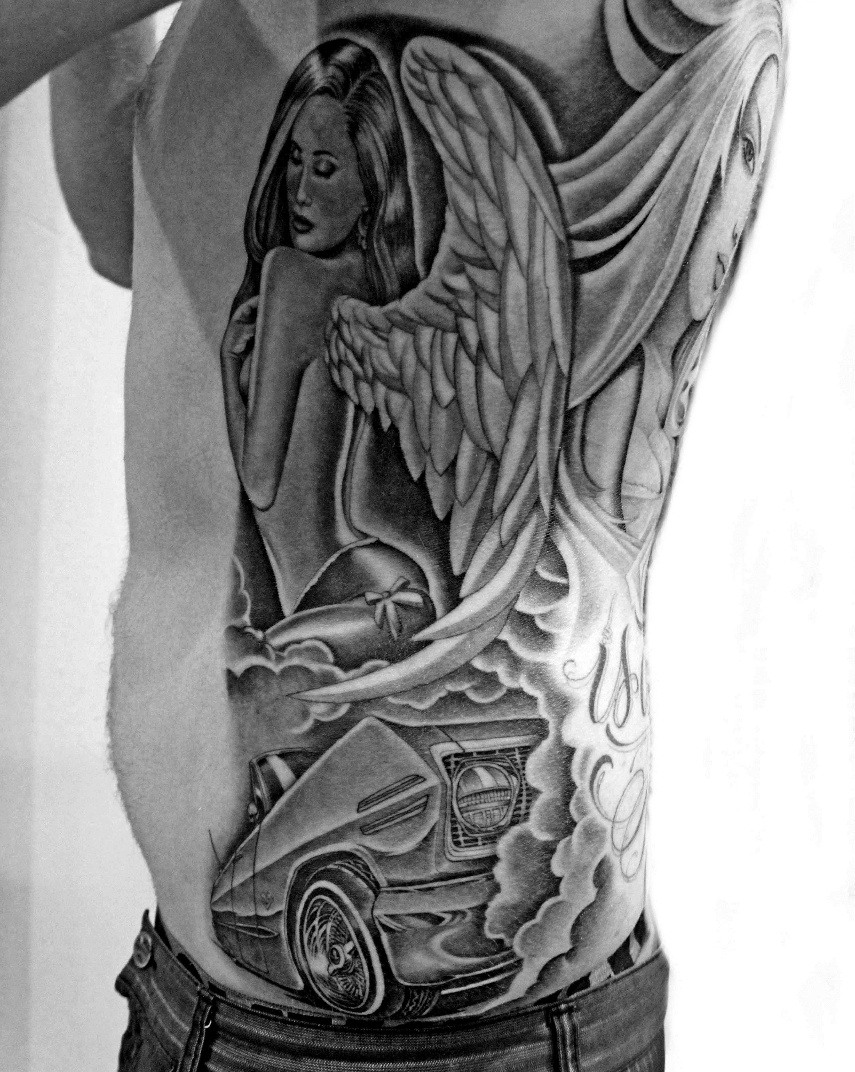 Tatuagem nas costelas cara no estilo chicano - anjo