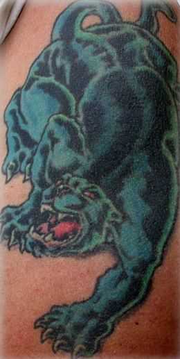 Tatuagem nas costelas de um cara em forma de pantera