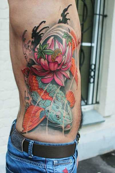 Tatuagem nas costelas de um cara no estilo do japão - carpa