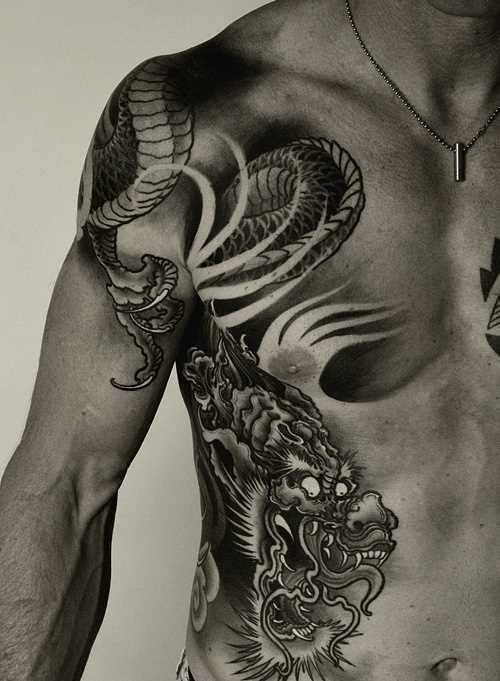 Tatuagem nas costelas e o ombro de um cara em forma de dragão