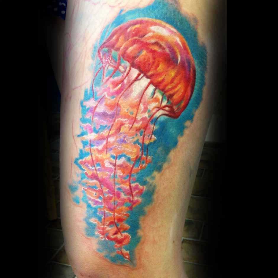 Tatuagem nas coxas da menina - água-viva