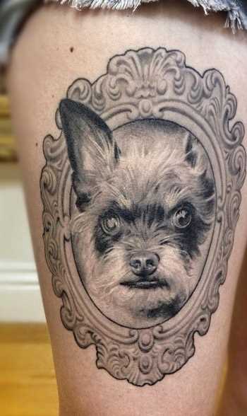 Tatuagem nas coxas da menina - cão no quadro