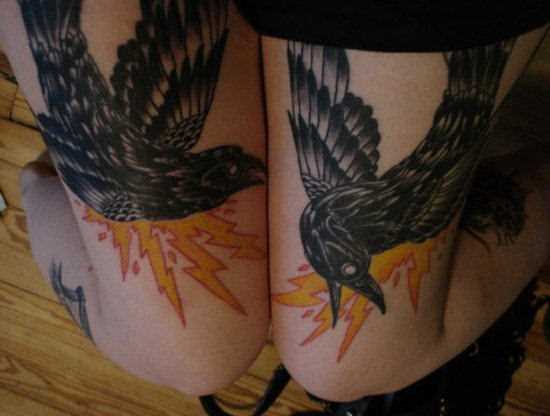 Tatuagem nas coxas da menina - corvos