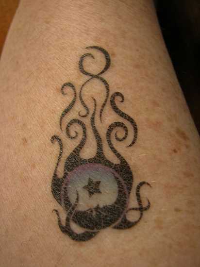 Tatuagem nas coxas da menina - da-lua e estrela