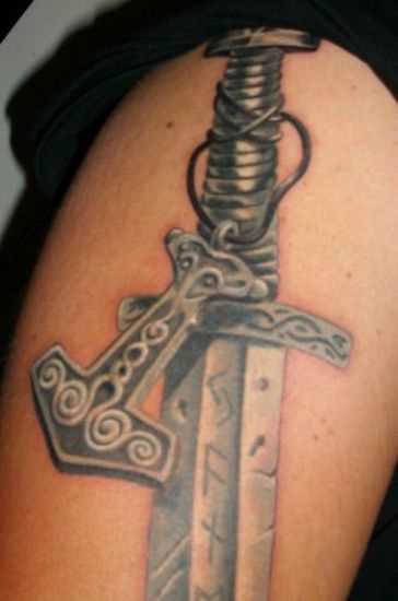 Tatuagem nas coxas da menina - de-martelo e espada