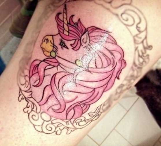 Tatuagem nas coxas da menina - de-rosa que é um unicórnio