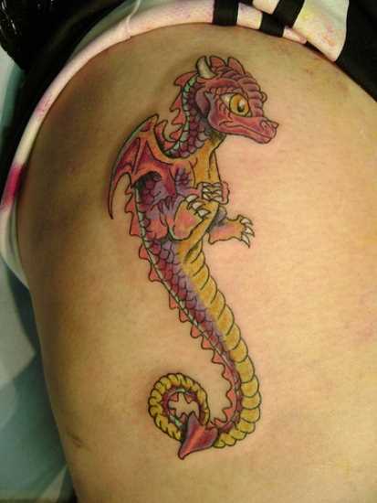 Tatuagem nas coxas da menina - dragão