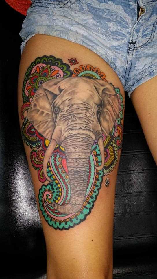 Tatuagem nas coxas da menina - elefante