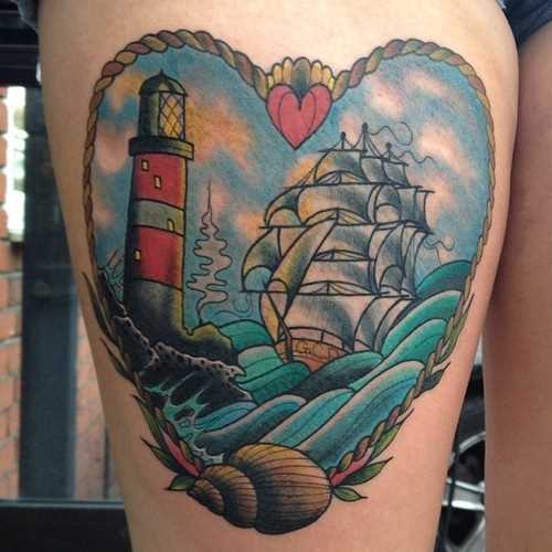 Tatuagem nas coxas da menina - farol de navio