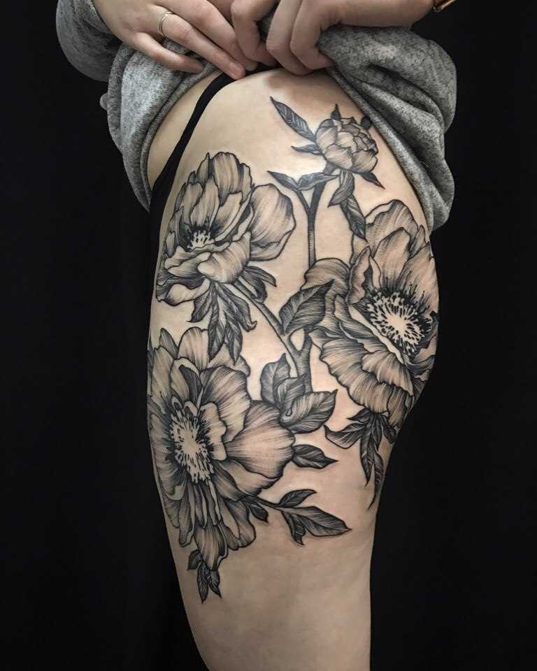 Tatuagem nas coxas da menina flores macs