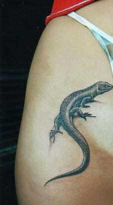 Tatuagem nas coxas da menina - lagarto