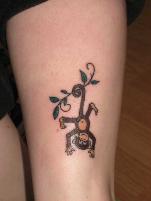 Tatuagem nas coxas da menina - o pequeno macaco