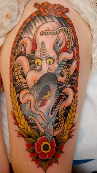 Tatuagem nas coxas da menina - o polvo e o tubarão
