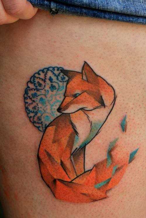 Tatuagem nas coxas da menina - raposa