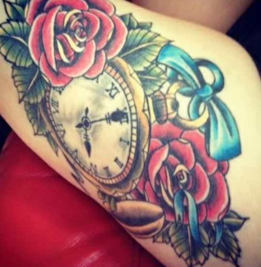 Tatuagem nas coxas da menina - relógio de bolso com o arco e rosas