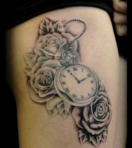 Tatuagem nas coxas da menina - relógio de bolso com rosas