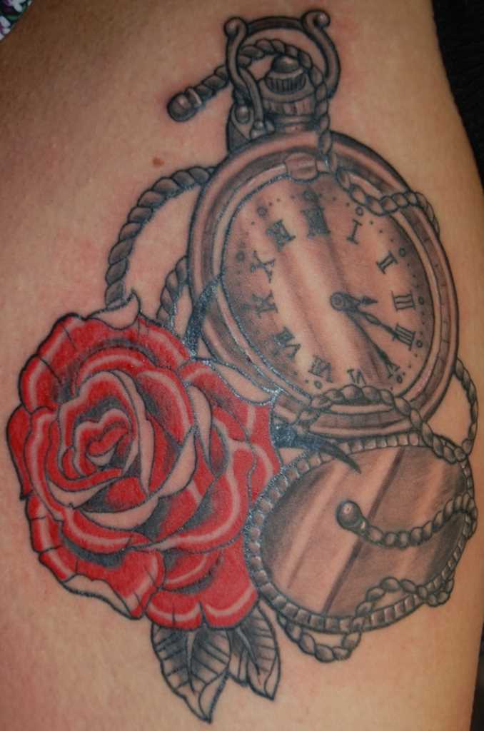 Tatuagem nas coxas da menina - relógio de bolso e uma rosa vermelha