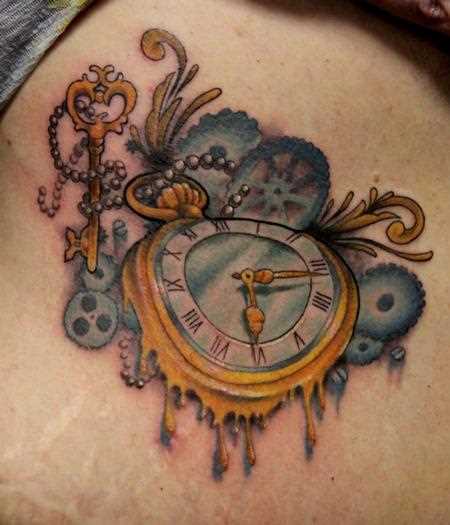 Tatuagem nas coxas da menina - relógio e uma chave