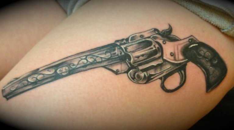 Tatuagem nas coxas da menina - revólver