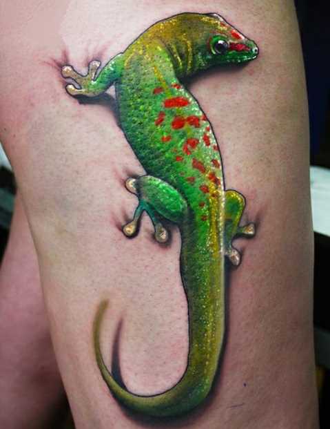Tatuagem nas coxas da menina - salamandra