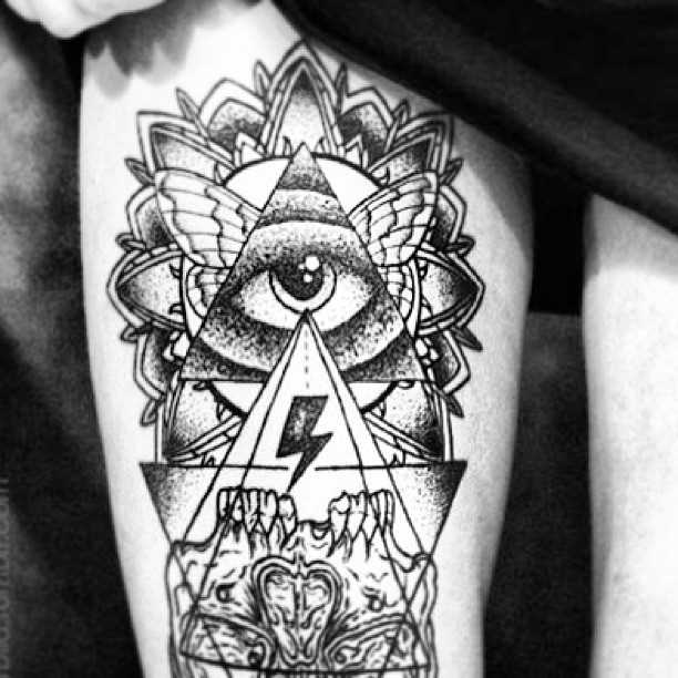 Tatuagem nas coxas da menina - triângulo, o olho, a mandala e o relâmpago